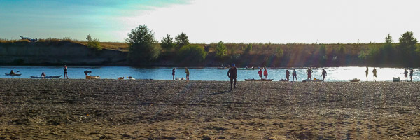 Then the boats started showing up! An annual event on the Willamette is the Paddle Oregon kyack trip. They had choosen this beach to setup breakfast and watch the eclipse