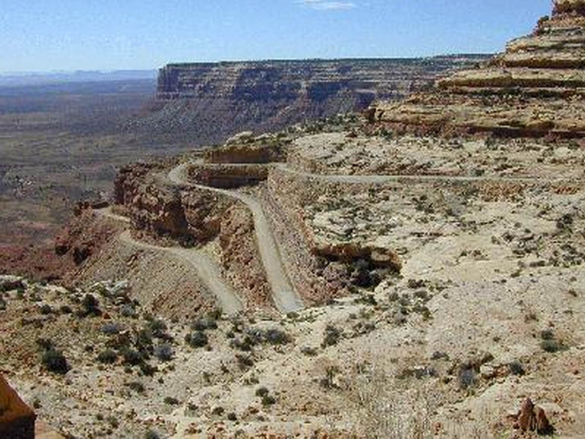 Switch back road from Monument Valley to Natural Bridges